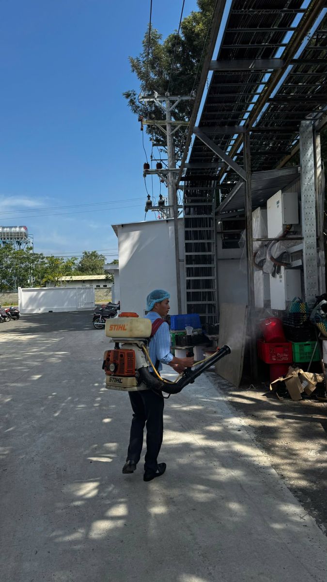 Kiểm Soát Côn Trùng, Chuột Bên Ngoài Nhà Máy – kỹ thuật viên phun sương khu tập kết rác bằng máy phun đeo vai