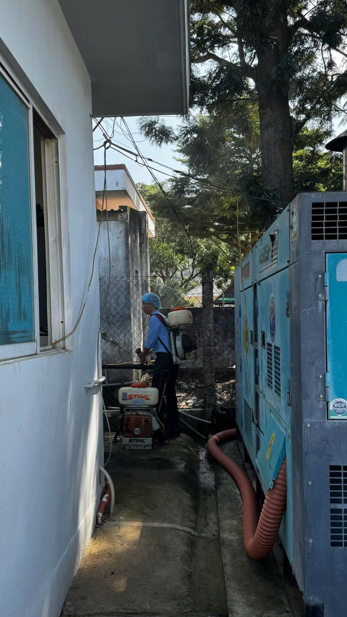 Kiểm Soát Côn Trùng, Chuột Bên Ngoài Nhà Máy – phun xử lý lối hẹp giữa tường nhà và máy phát điện