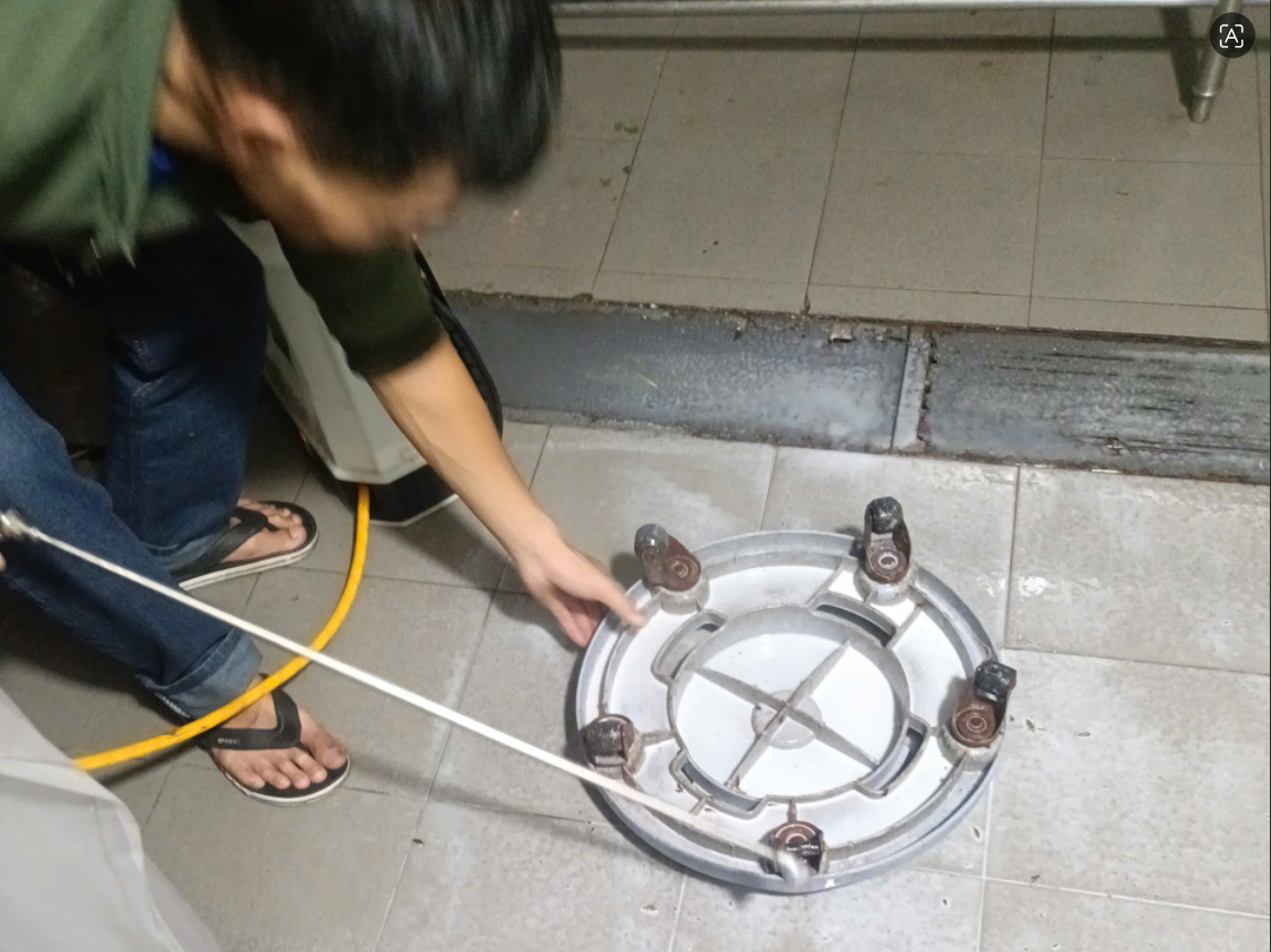 Kiểm Soát Gián Đức - Kỹ thuật viên Pestpro Đà Lạt xử lý chân đế thiết bị nhà bếp