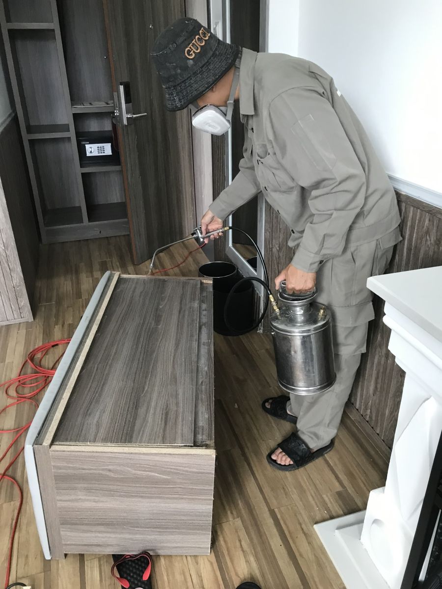 Công Ty Diệt Mối Uy Tín Tại Phan Thiết bơm hóa chất diệt mối tại chân tường trong nhà