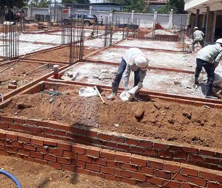 Phòng Chống Mối - Công nhân thi công hàng rào hào chống mối cho nền móng công trình xây dựng