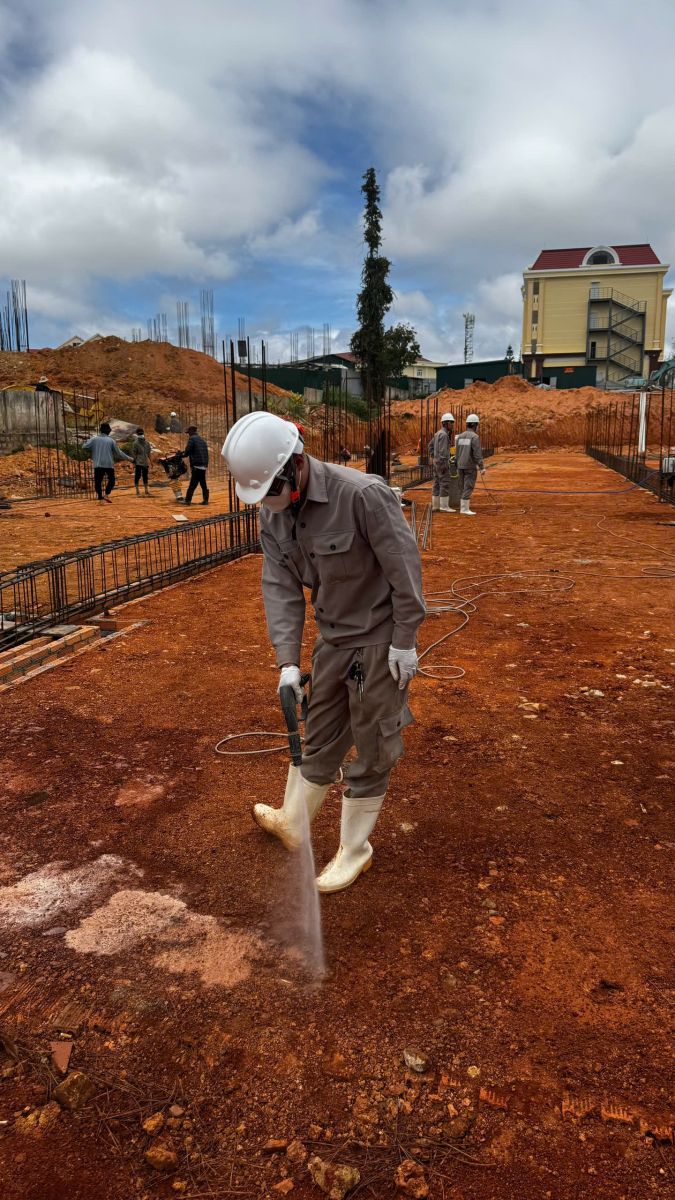 Xử Lý Mối Nền Móng Tại Đà Lạt - Phun hóa chất áp lực cao trực tiếp lên mặt nền đất đỏ bazan