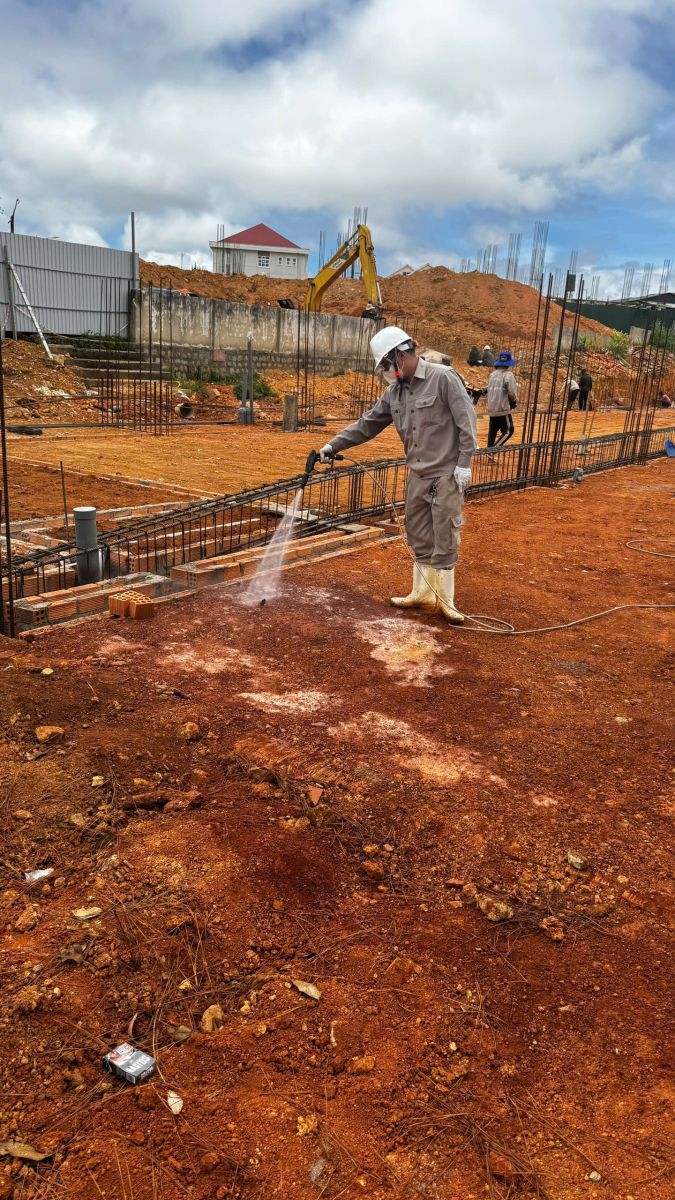 Xử Lý Mối Nền Móng Tại Đà Lạt - Phun hóa chất hào chống mối chân móng cạnh rãnh gạch công trình