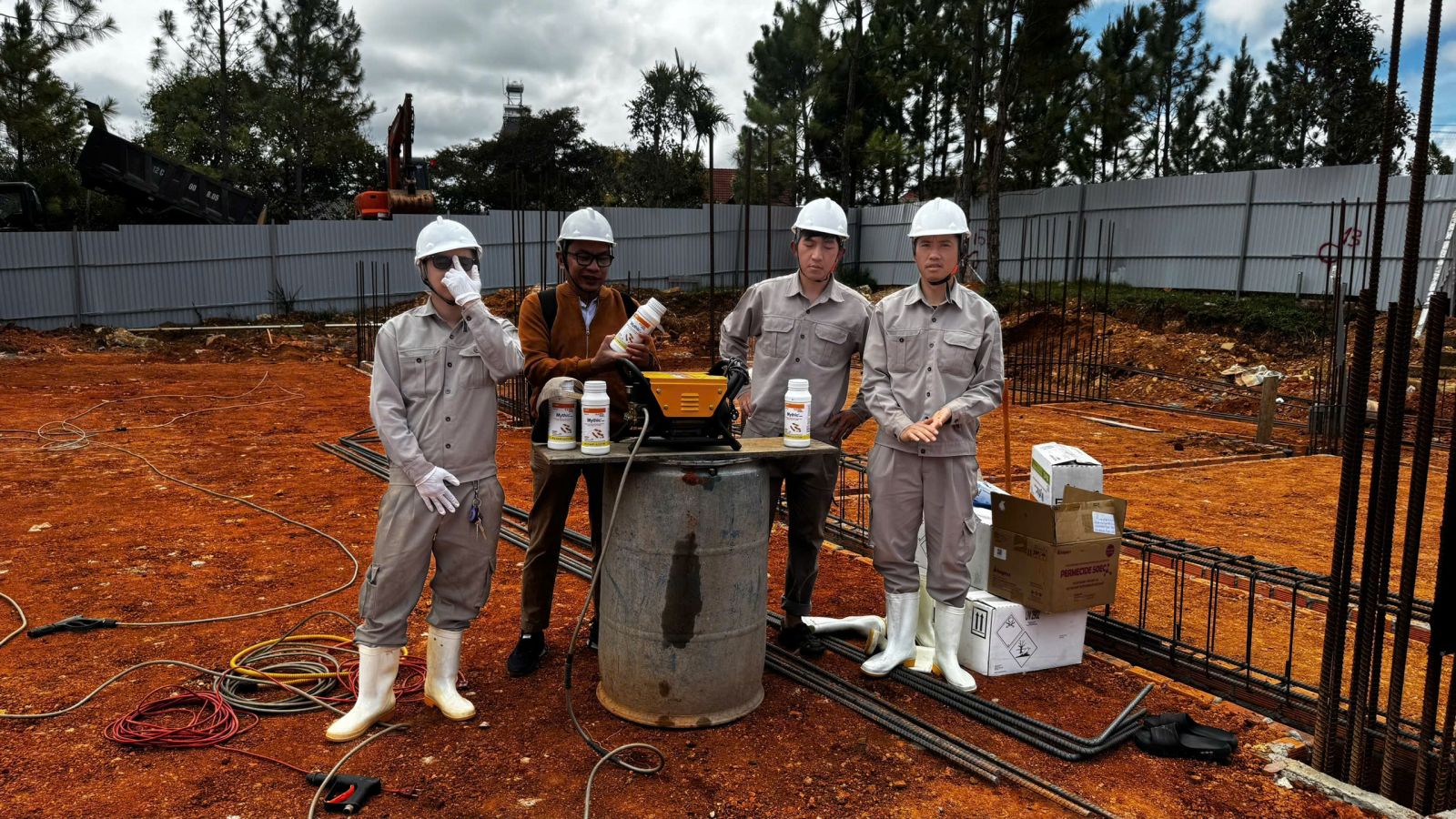 Xử Lý Mối Nền Móng Tại Đà Lạt - Đội ngũ kỹ thuật Pestpro Đà Lạt tập kết thiết bị tại công trường đất đỏ
