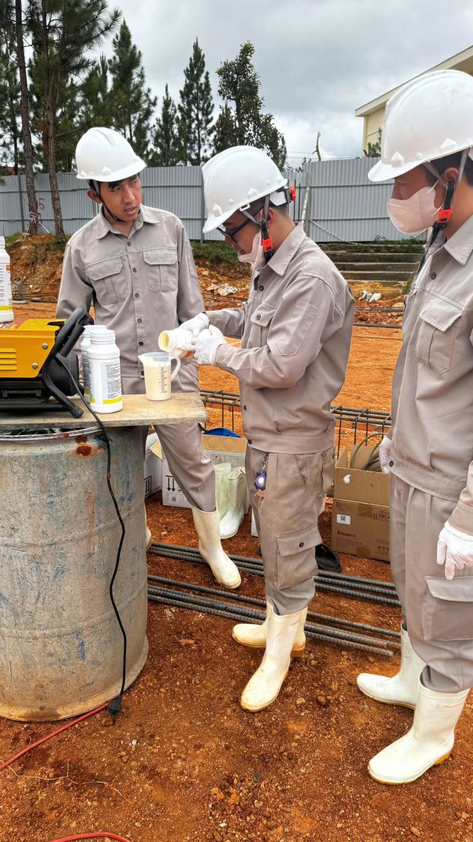 Xử Lý Mối Mọt - Kỹ thuật viên Pestpro Đà Lạt chuẩn bị pha chế dung dịch chống mối đạt chuẩn