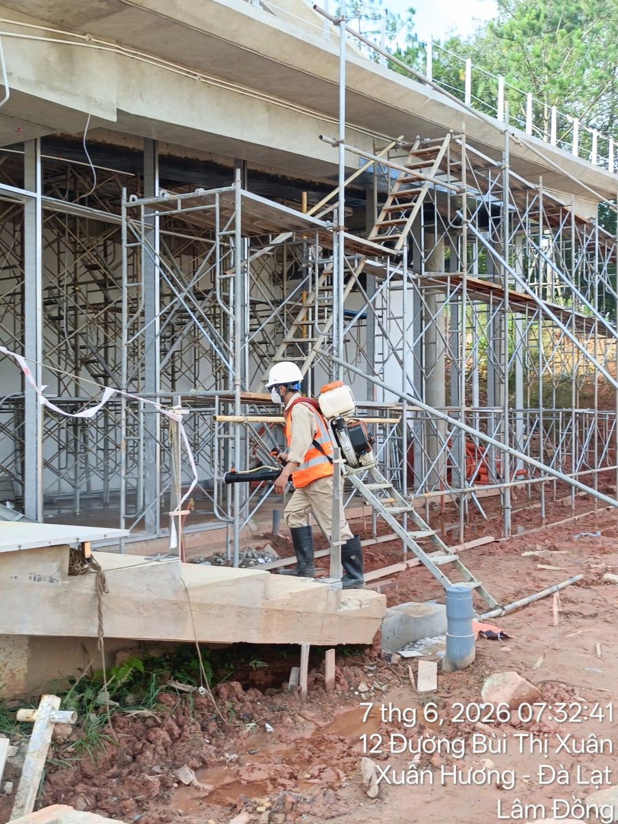 Xử Lý Mối Nền Móng Công Trình - Kỹ thuật viên Pestpro Đà Lạt vận hành máy phun STIHL tại Bùi Thị Xuân Đà Lạt
